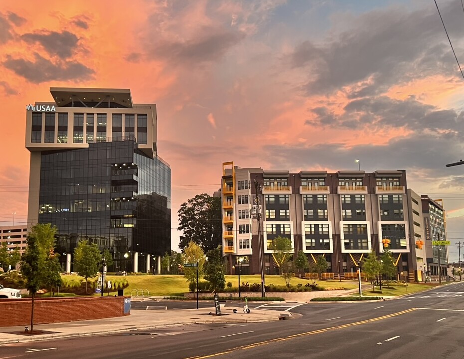 1700 S Tryon St in Charlotte, NC - Building Photo