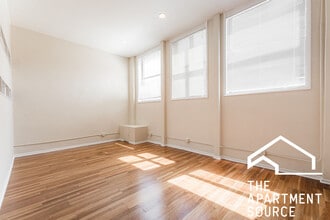 2120 W Grand Ave, Unit D in Chicago, IL - Building Photo - Building Photo