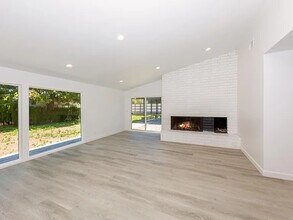 19829 Wells Dr in Los Angeles, CA - Building Photo - Building Photo
