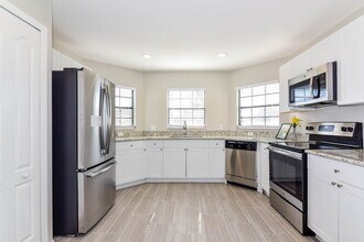 8179 Woodvine Cir in Lakeland, FL - Building Photo - Building Photo