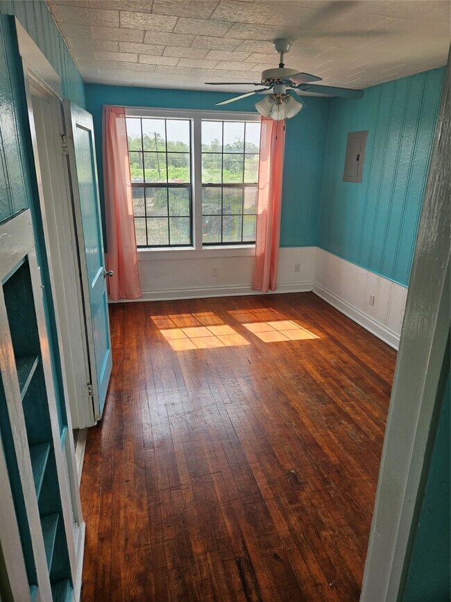 208 W 2nd St-Unit -1 in Sweeny, TX - Foto de edificio - Building Photo