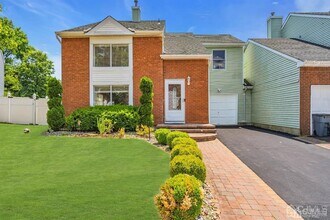 47 Woodland Way in Dayton, NJ - Building Photo - Building Photo