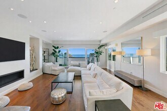 22065 Pacific Coast Hwy in Malibu, CA - Foto de edificio - Building Photo