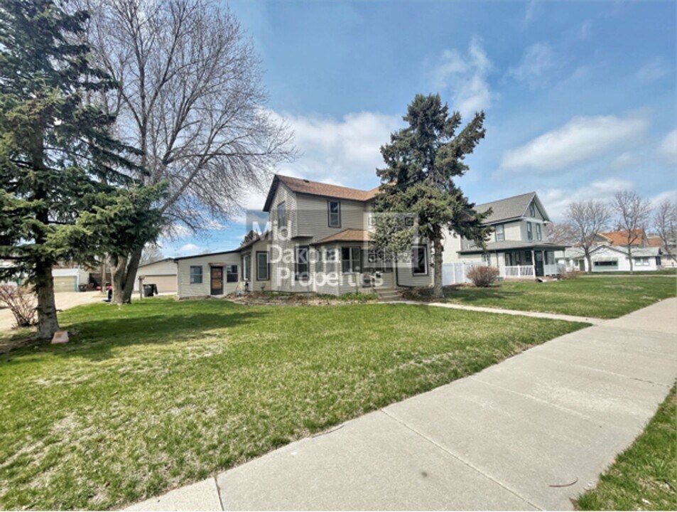 517 N Duff St in Mitchell, SD - Building Photo