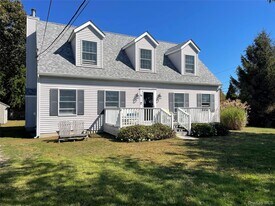 59 Peconic Ave in Shelter Island, NY - Building Photo