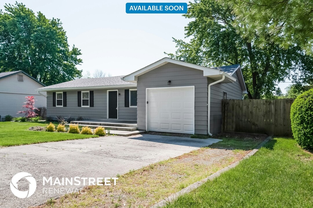 636 Holiday Dr in Fortville, IN - Building Photo