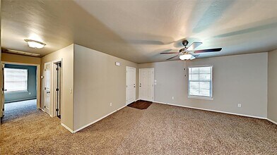 138 St Charles Way in Midwest City, OK - Building Photo - Building Photo