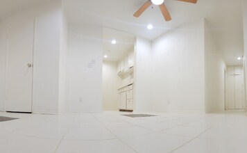 8108 Langdon Ave in Los Angeles, CA - Foto de edificio - Building Photo