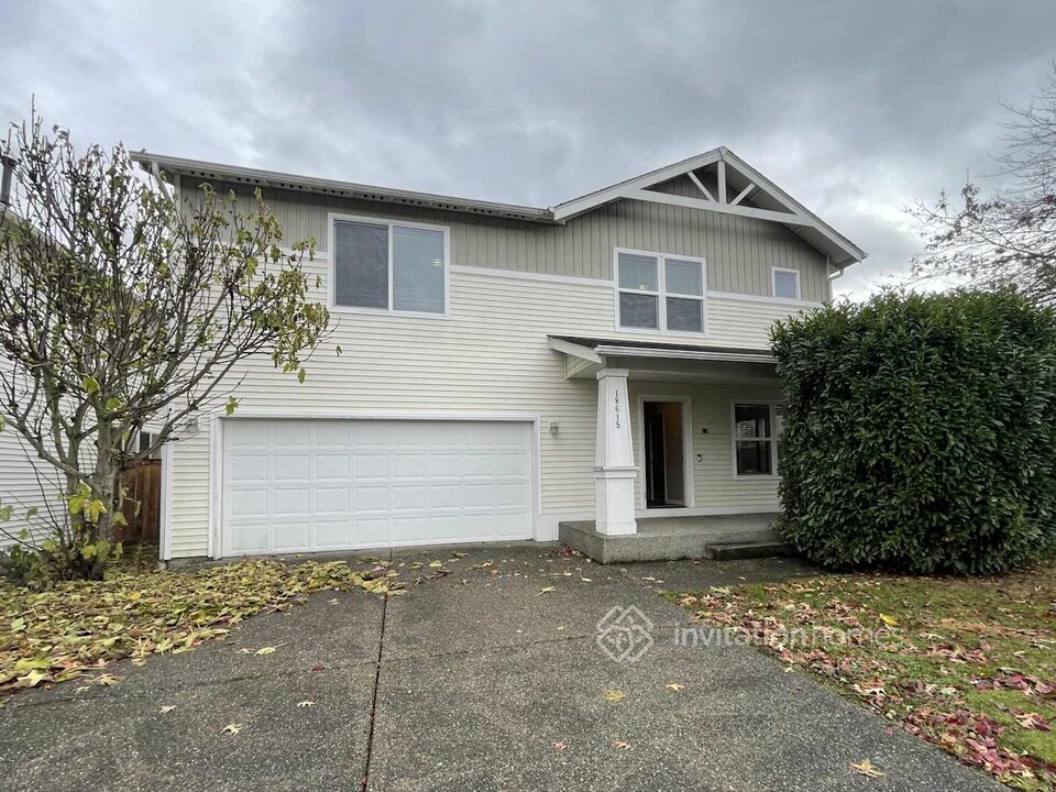 18615 94th Ave Ct E in Puyallup, WA - Foto de edificio