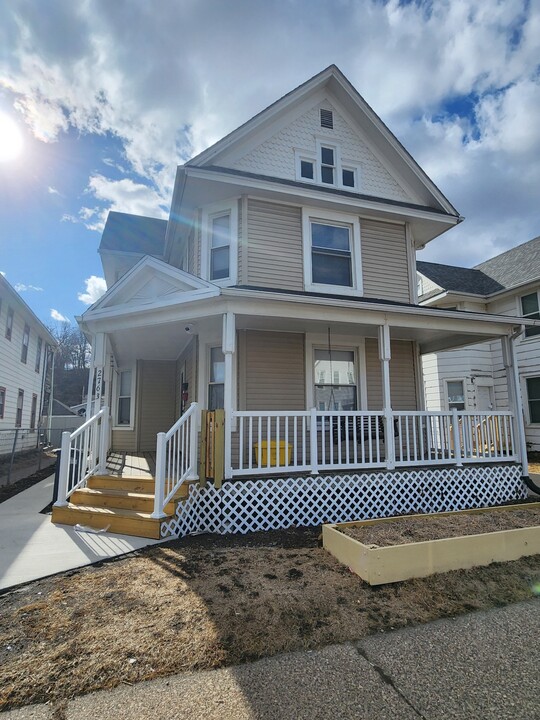 2763 Jackson St in Dubuque, IA - Building Photo