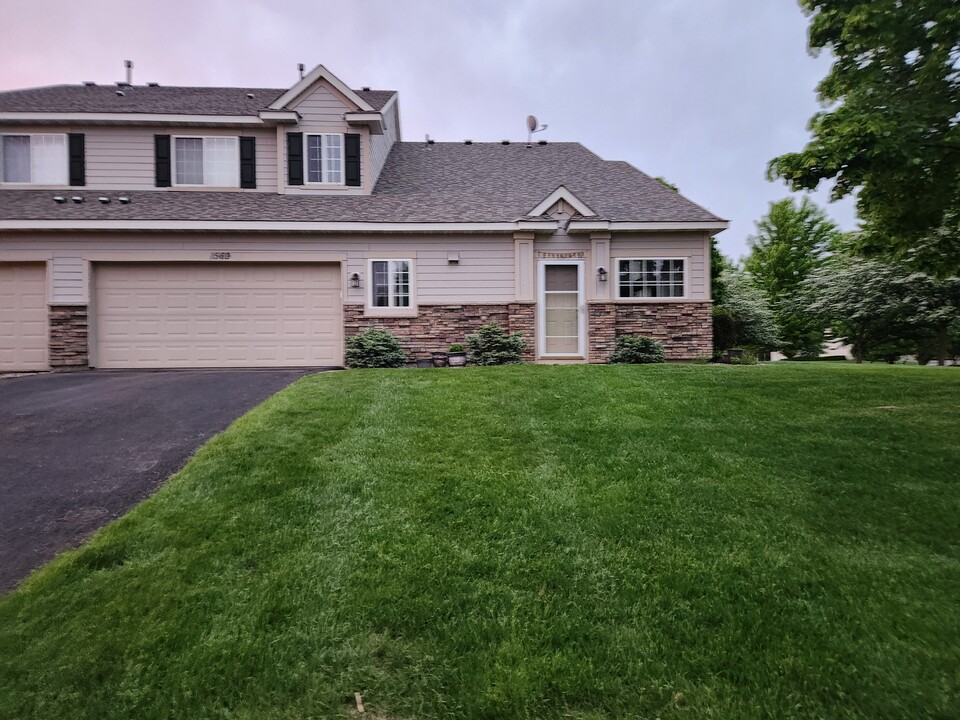 1569 Alphon Dr in Victoria, MN - Foto de edificio
