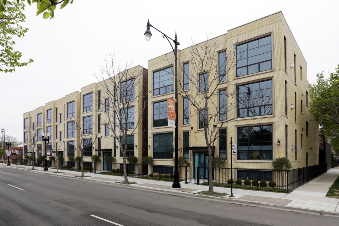 2532 W Irving Park Rd in Chicago, IL - Building Photo