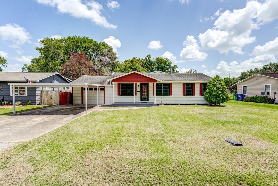 305 Yaupon St in Sweeny, TX - Building Photo