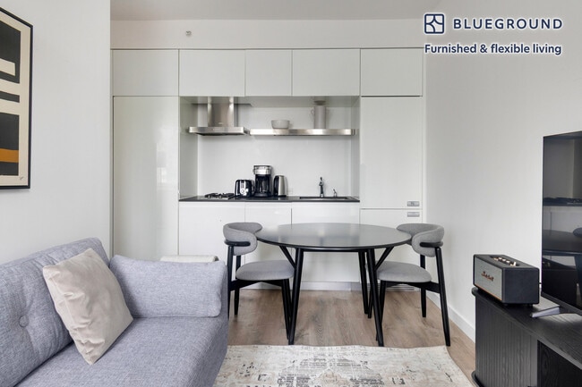 70 W 45th St in New York, NY - Building Photo - Building Photo