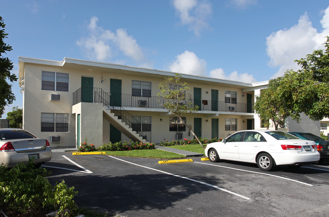 Boardwalk West Apartments in Pompano Beach, FL - Building Photo - Building Photo