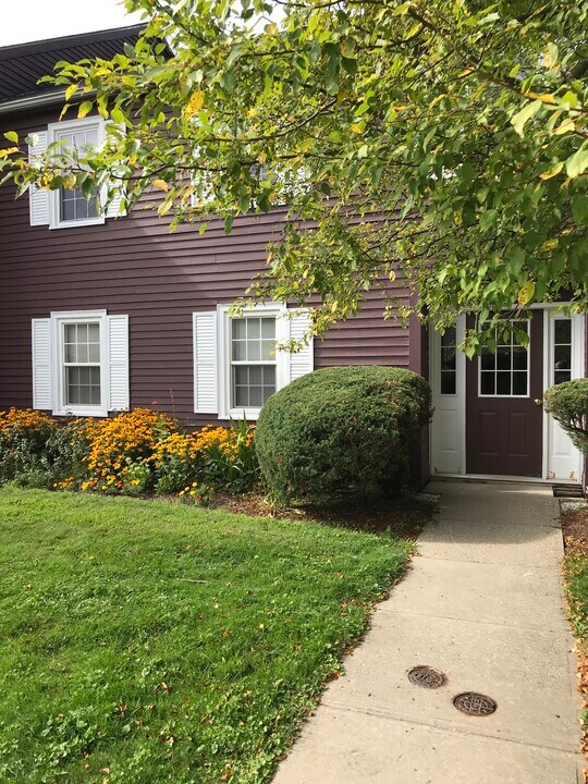 135 N Twin Oaks Terrace in South Burlington, VT - Building Photo