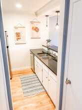 Room in Condo on E Hill Dr in Austin, TX - Building Photo - Building Photo