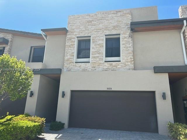 8024 NW 105th Ave in Doral, FL - Foto de edificio