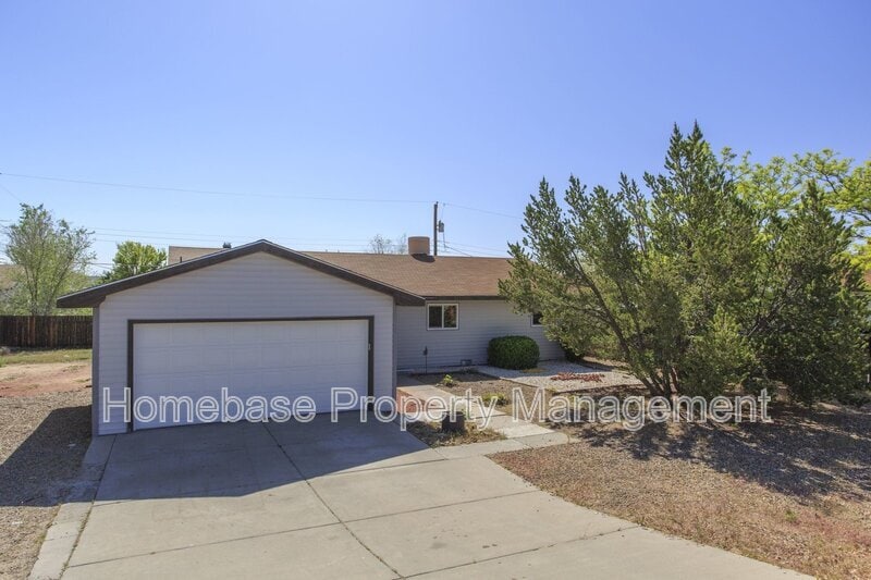 5206 Foothills Dr in Farmington, NM - Building Photo