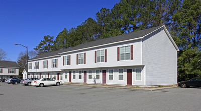 Carriage Crossing Apartments in Valdosta, GA - Building Photo - Building Photo