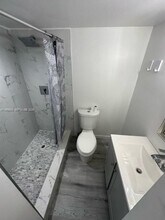 3527 NE 168th St in North Miami Beach, FL - Foto de edificio - Building Photo