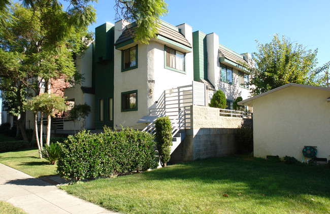 1234 E Wilson Ave in Glendale, CA - Foto de edificio - Building Photo