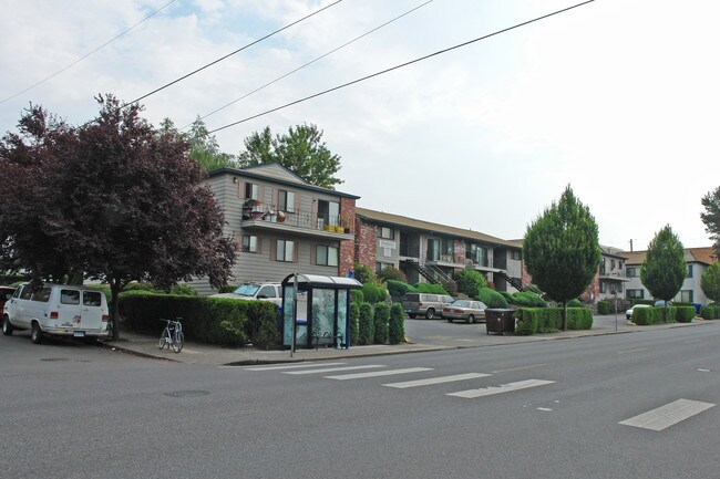 Bainbridge in Portland, OR - Foto de edificio - Building Photo