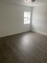 121 W Main St in Newcomerstown, OH - Building Photo - Building Photo