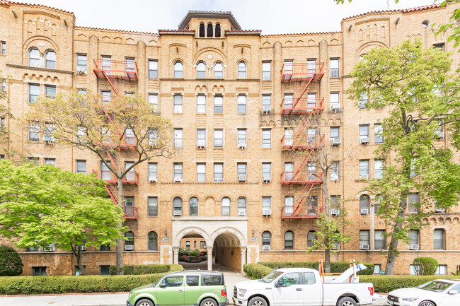 83-44 Lefferts Blvd in Kew Gardens, NY - Foto de edificio - Building Photo