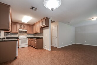 2005 Waco St in Dayton, TX - Building Photo - Interior Photo