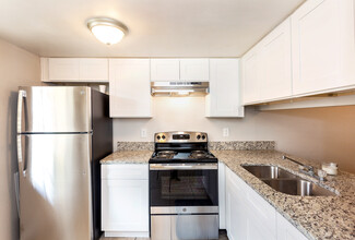 Willow Square Apartments in Tampa, FL - Building Photo - Interior Photo