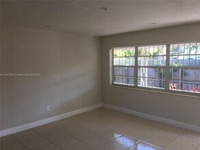 61 NW 44th St, Unit 61 in Miami, FL - Building Photo - Building Photo