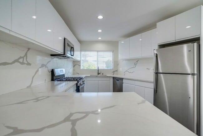 715 N Marlborough Ave in Inglewood, CA - Building Photo - Building Photo