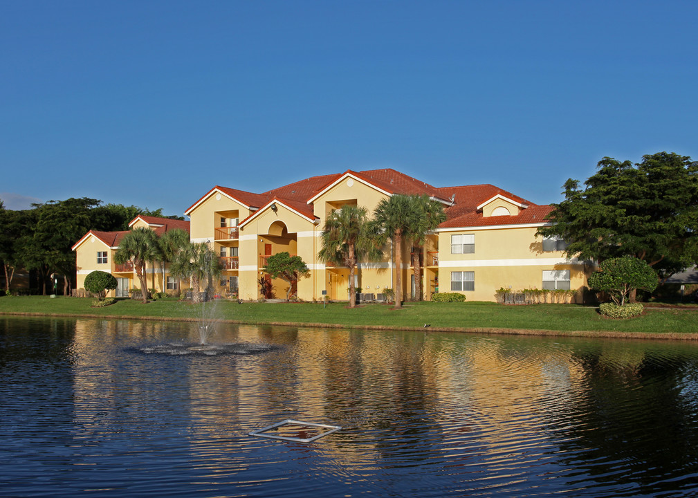 South Palm Place Condominium Homes in Tamarac, FL - Building Photo