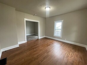 110 S 5th Ave W in Newton, IA - Building Photo - Building Photo
