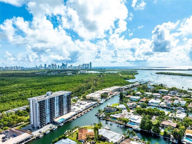 2500 NE 135th St in North Miami, FL - Foto de edificio - Building Photo