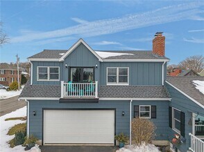 97 Eustis Ave in Newport, RI - Building Photo - Building Photo