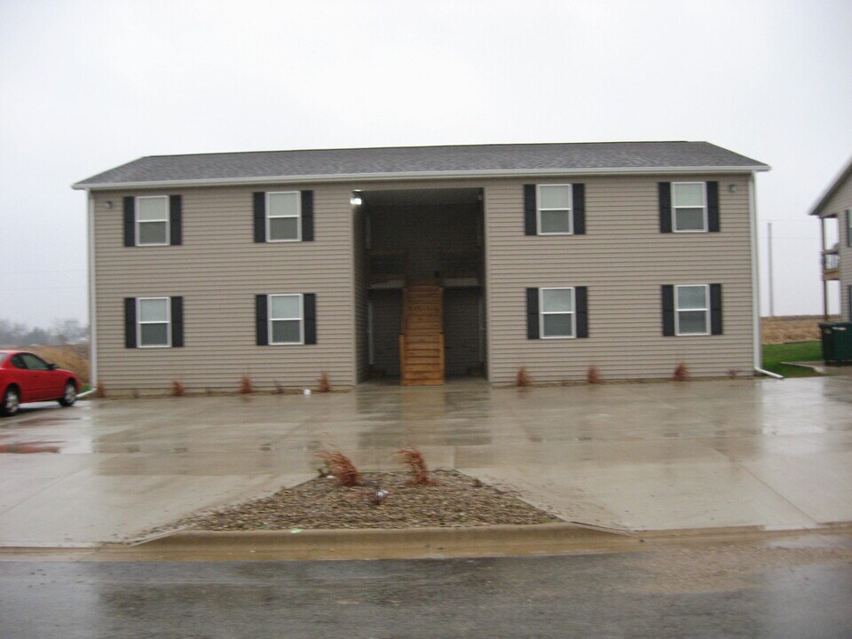 901 E James St in Eureka, IL - Building Photo