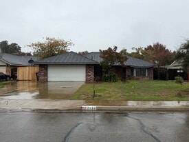 2134 E Iris Ave in Visalia, CA - Building Photo