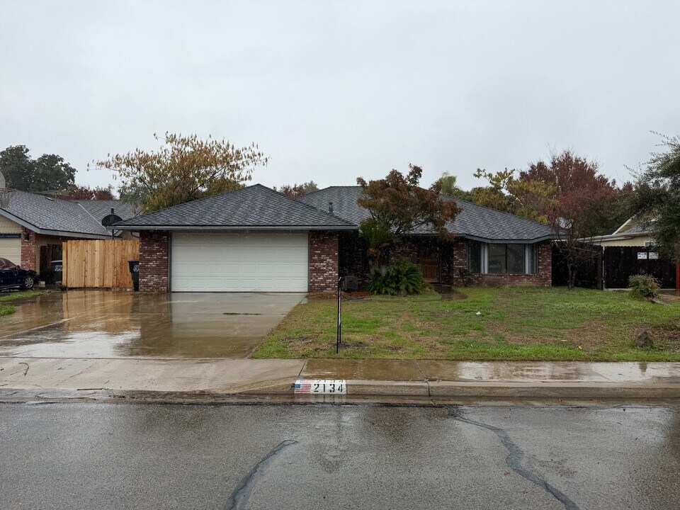 2134 E Iris Ave in Visalia, CA - Building Photo