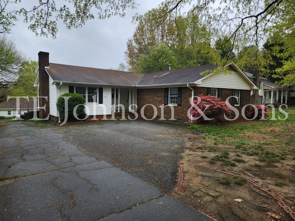 1245 Jonestown Rd in Winston-Salem, NC - Building Photo