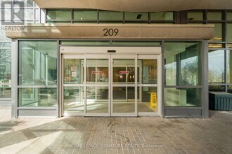 209 Fort York Blvd in Toronto, ON - Building Photo - Building Photo