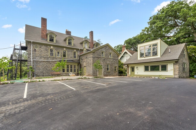 6401 Wayne Ave, Unit 8