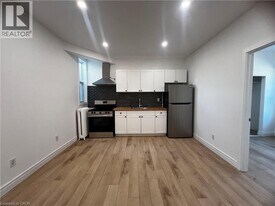 804 St Clair Ave W in Toronto, ON - Building Photo