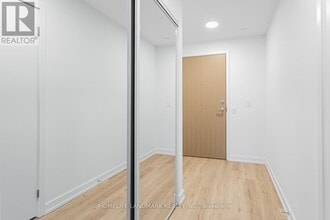 395 Square One Dr in Mississauga, ON - Building Photo - Building Photo