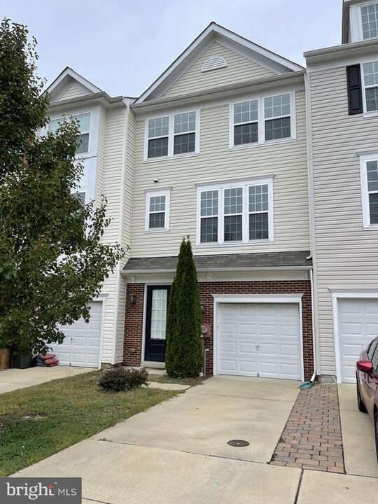 43582 Wild Iris St in California, MD - Building Photo