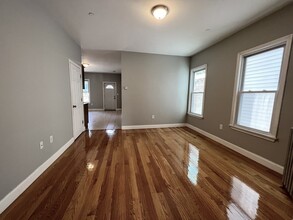 109 Chelsea St, Unit #1 in Boston, MA - Building Photo - Building Photo