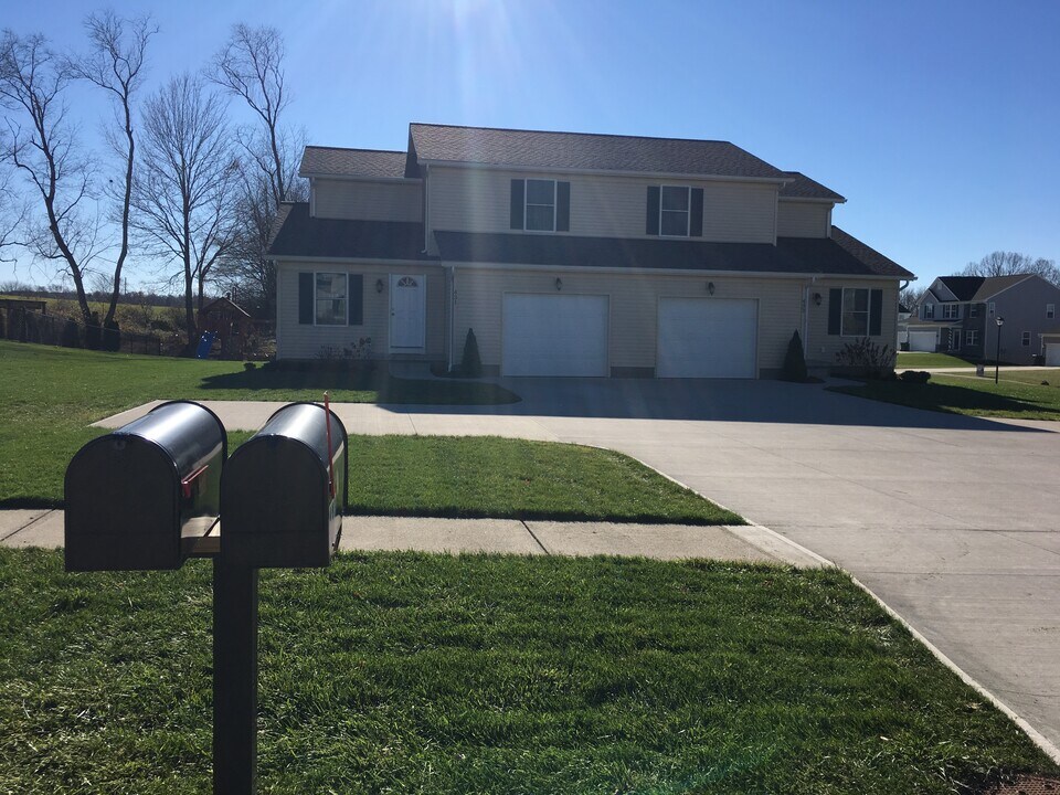 433 Dalton Dr in Wadsworth, OH - Building Photo