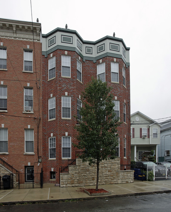 83 Maple St in Jersey City, NJ - Building Photo