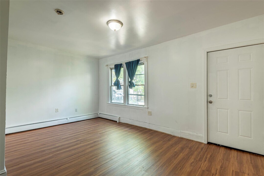 90-13 181st St in Queens, NY - Building Photo